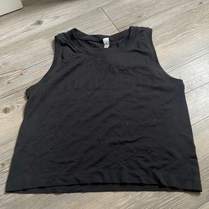 black lululemon tank